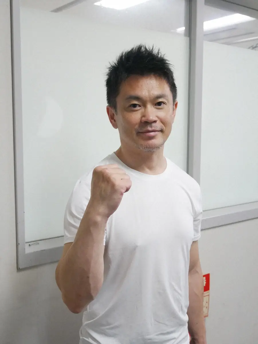 【画像・写真】爽やかな表情でガッツポーズを見せる新田康仁