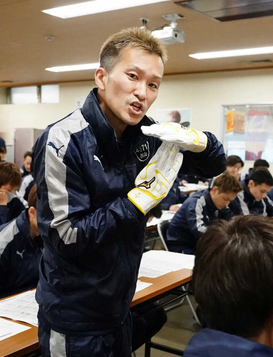 【画像・写真】抽選で「Tポーズ」を決める西山貴浩。その手にはT-岡田氏からプレゼントされたバッティンググローブが