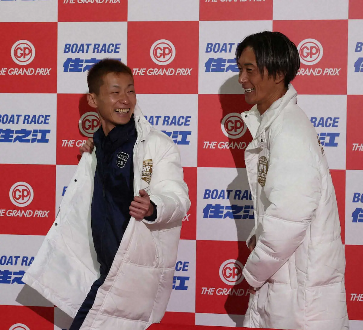 【画像・写真】抽選で1号艇を引き当て、笑顔の土屋（左）と峰（撮影・平嶋　理子）