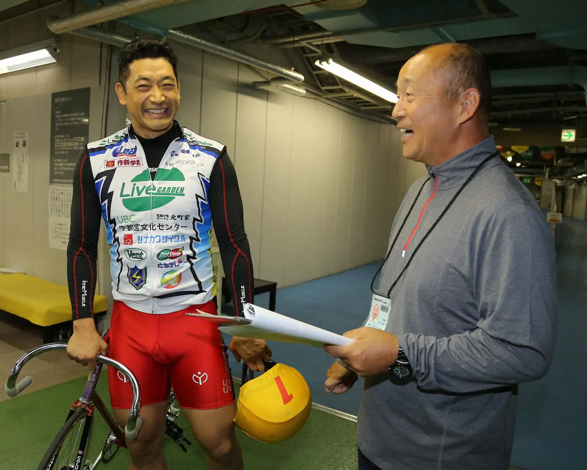 【画像・写真】神山雄一郎（左）を取材する本紙評論家・井上茂徳氏（15年撮影）