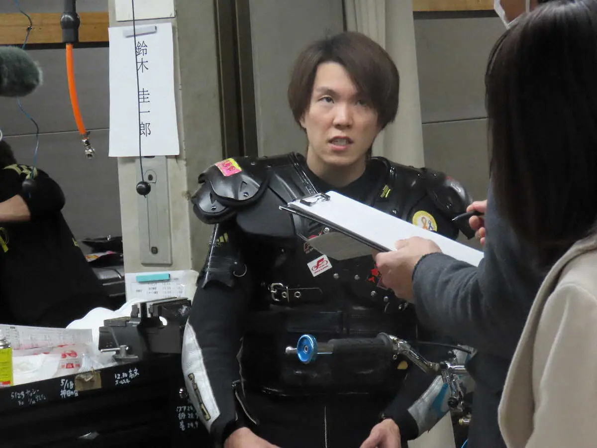 【画像・写真】初日12R2着後にインタビューを受ける鈴木圭一郎