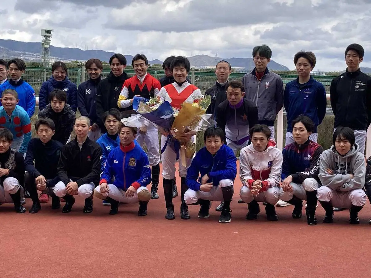 【画像・写真】ラストライド終えて花束が贈られた森裕太朗（前列右から5番目）