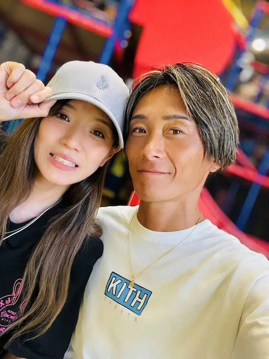 【画像・写真】3月30日に13回目の結婚記念日を迎えた峰と明華子夫人（本人提供）