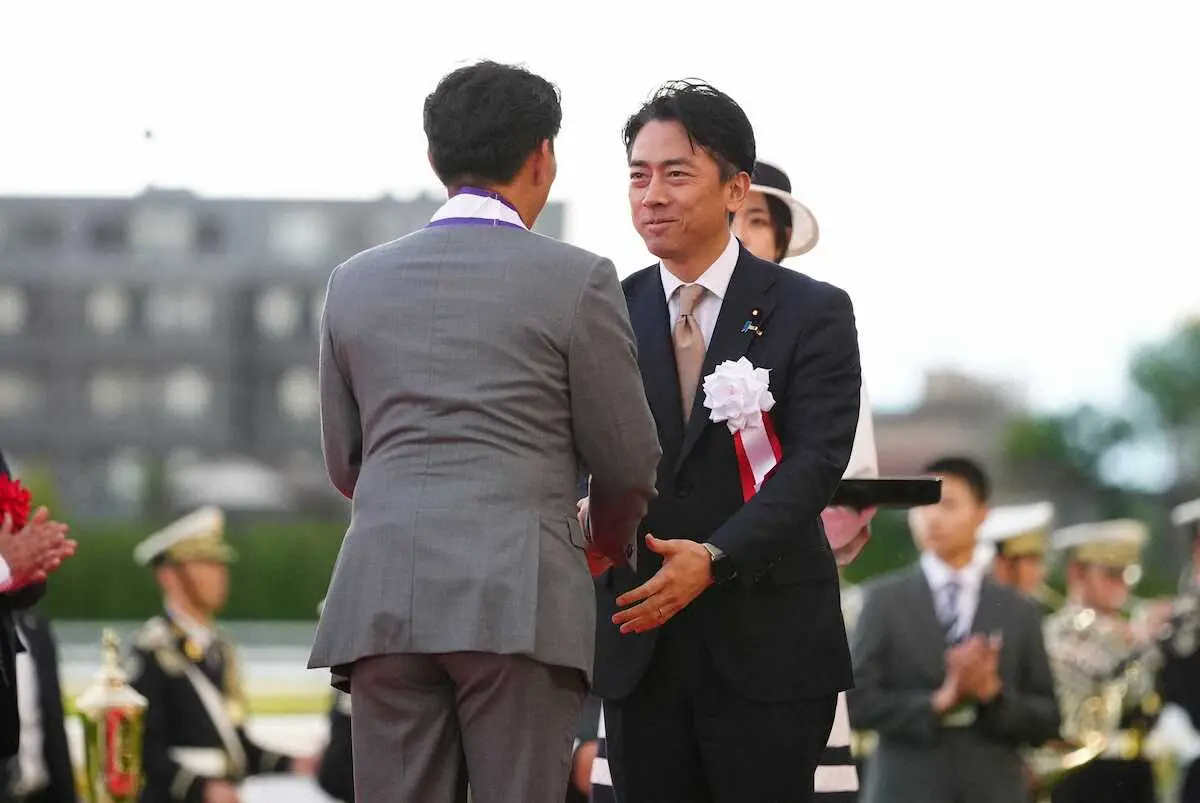 【画像・写真】＜東京11R・日本ダービー＞表彰式に出席した小泉進次郎農相（撮影・河野　光希）