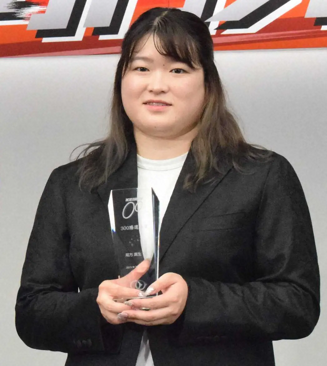 【画像・写真】【久留米競輪　G3中野カップレース】尾方真生の300勝をJKAが表彰　わずか409戦で達成