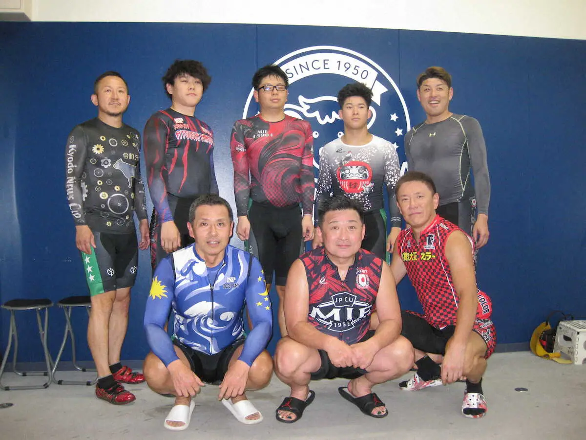 【画像・写真】引退した岩見潤さん（前列中央）を囲んで。お疲れ様でした！