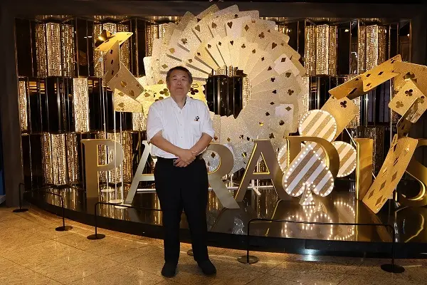 【画像・写真】パラダイスカジノ・ウォーカーヒルのエントランスでポーズする貴闘力