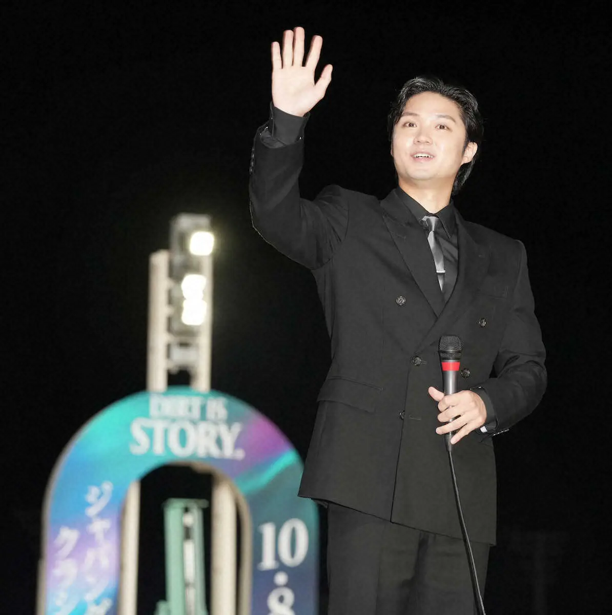 【画像・写真】大井競馬場でのトークショーで観客席のファンに手を振る磯村勇斗（撮影・郡司　修）