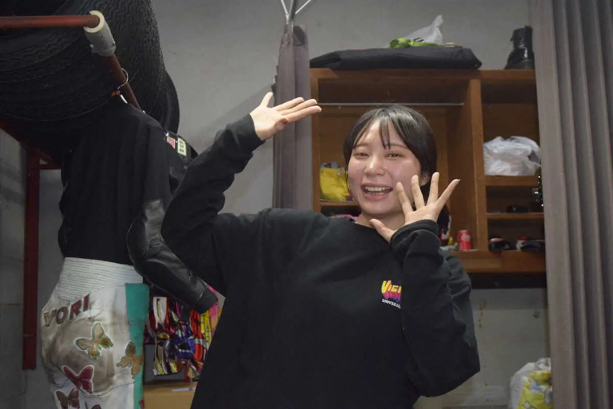 【画像・写真】【飯塚オート　SG日本選手権】新井日和　佐藤貴也の前に出て2着に粘った　会心の「どすこーい！」