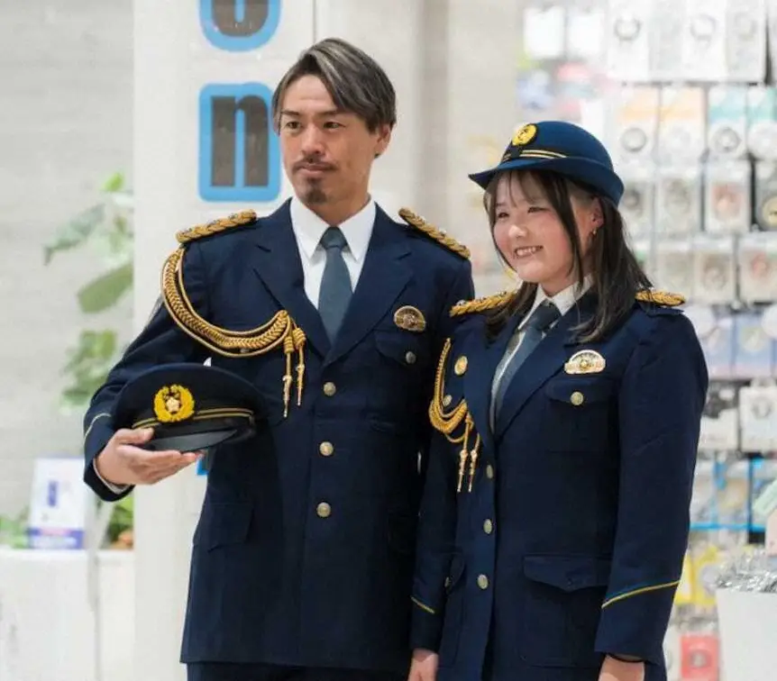 【画像・写真】決まりすぎなくらい決まっている…。一日署長に臨んだ（左から）浅井康太と弟子の伊藤優里（本人提供）