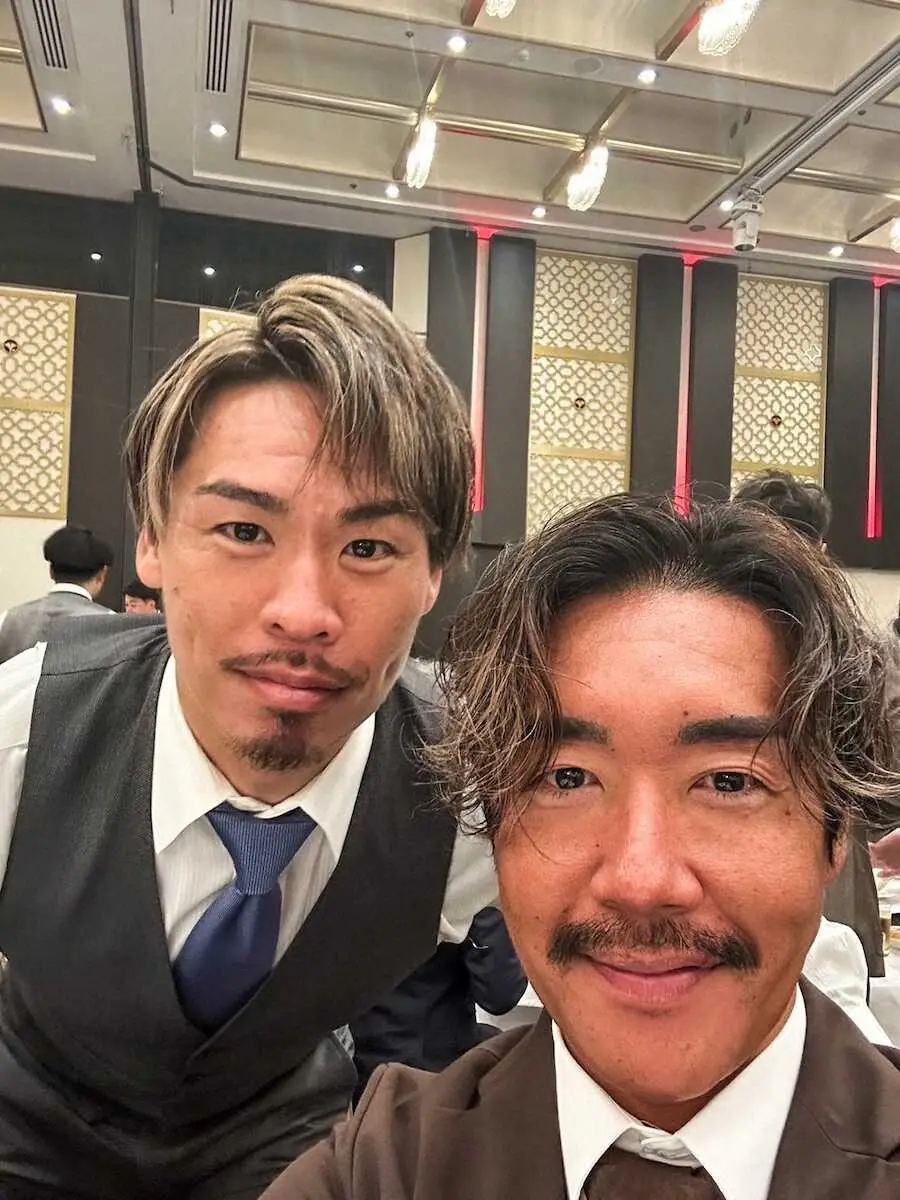【画像・写真】嘉永泰斗の祝勝会に参加した浅井康太（左）と同期の小川勇介