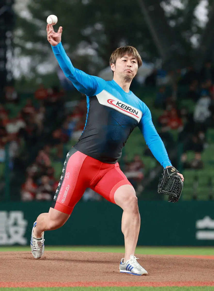 【画像・写真】競輪でG1を9勝の元名選手・平原康多さんがベルーナDで人生初始球式　「練習通りに投げることができた」