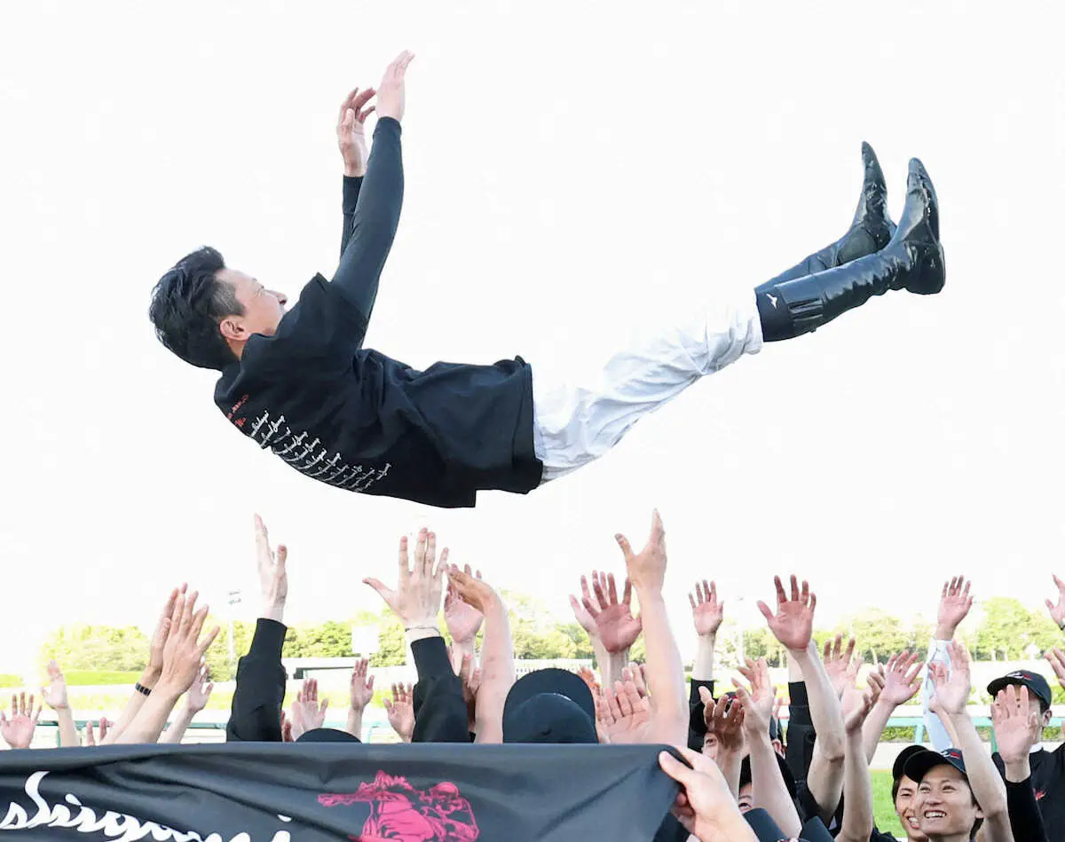 【画像・写真】＜石神深一騎手・引退式＞騎手仲間から胴上げされる石神一（撮影・村上　大輔）