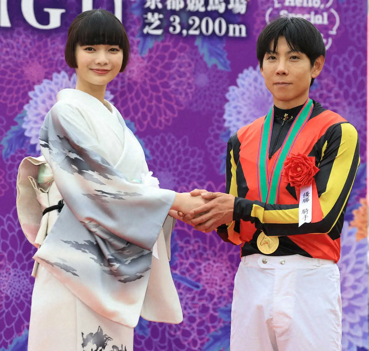 【画像・写真】＜京都11R・天皇賞（春）＞記念撮影に収まる（左から）見上愛、北村友一騎手（撮影・中辻　颯太）