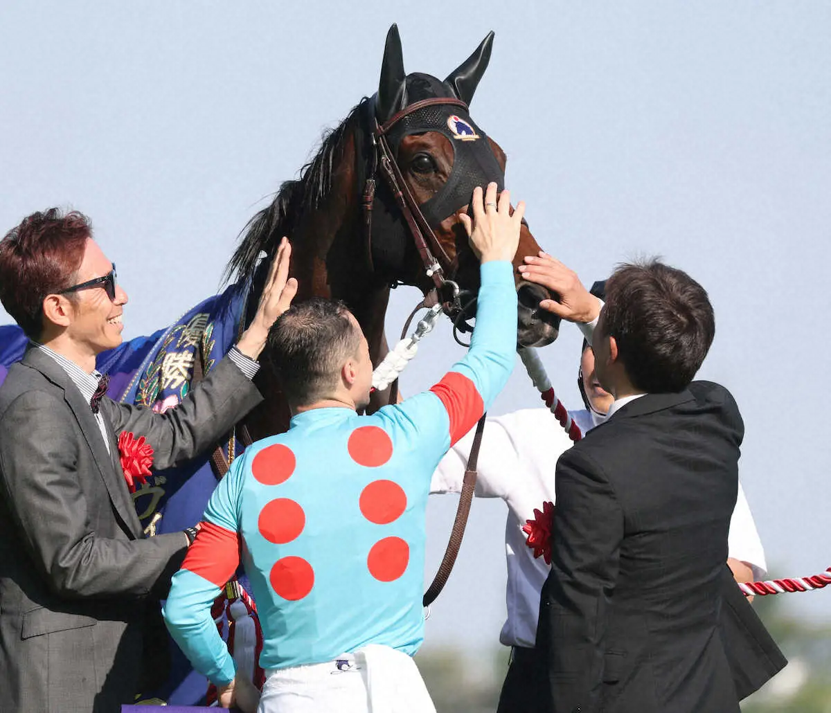 【画像・写真】＜東京11R・ヴィクトリアM＞レースを制したエンブロイダリーの鼻をなでる（右から）森一師、ルメール（撮影・村上　大輔）