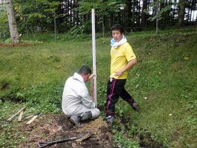 排水がうまくいくように溝を掘る栗山英樹