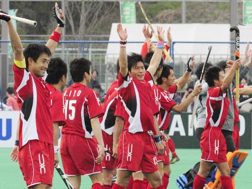 マレーシア戦で引き分けて決勝進出を決め 歓声に応えるホッケー男子の日本代表 スポニチ Sponichi Annex 五輪