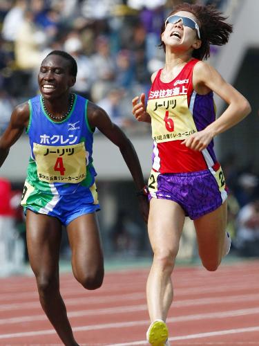女子１万メートル１位のオンゴリ・フィレスと同タイムでゴール、２位となった渋井陽子