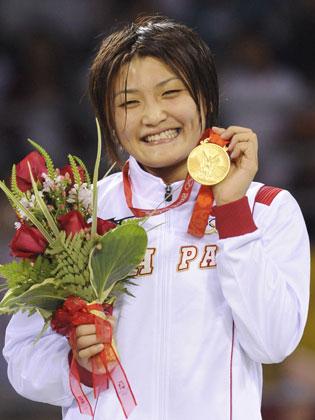 女子６３キロ級で獲得した金メダルを手に笑顔を見せる伊調馨選手