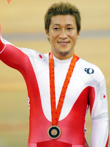 男子ケイリンで銅メダルを獲得、表彰式で笑顔の永井