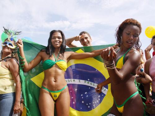 ２０１６年夏季五輪開催都市にブラジルのリオデジャネイロが選ばれ コパカバーナ海岸でサンバを踊る女性 スポニチ Sponichi Annex 五輪