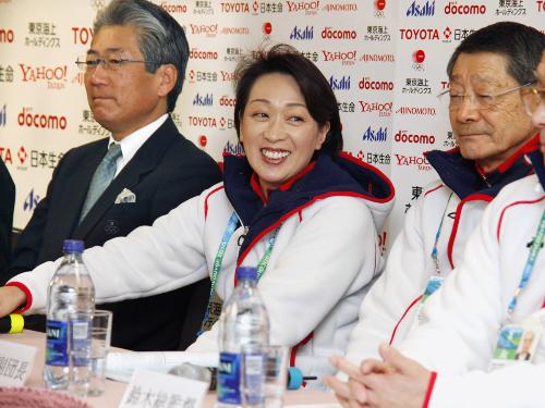 「ジャパンハウス」で記者会見する（左から）ＪＯＣの竹田恒和会長、日本選手団の橋本聖子団長ら