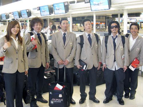 成田空港を出発する（左から）岡田良菜、村上大輔、安岡コーチ、青野令、国母和宏、綿谷直樹コーチ