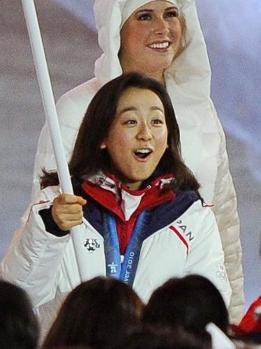 バンクーバー冬季五輪の閉会式で旗手を務め、笑顔の浅田真央