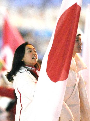 バンクーバー冬季五輪の閉会式で、入場する旗手の浅田真央