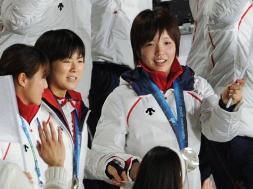 閉会式で銀メダルを胸に入場する（右から）小平奈緒と穂積雅子