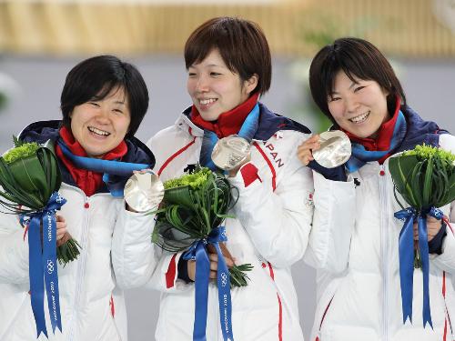 ＜パシュート女子決勝＞銀メダルを手に笑顔の（左から）田畑、小平、穂積