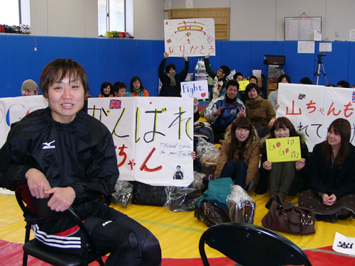帝塚山大学でボクシングの合同練習をしたしずちゃんは学生からの声援に笑顔