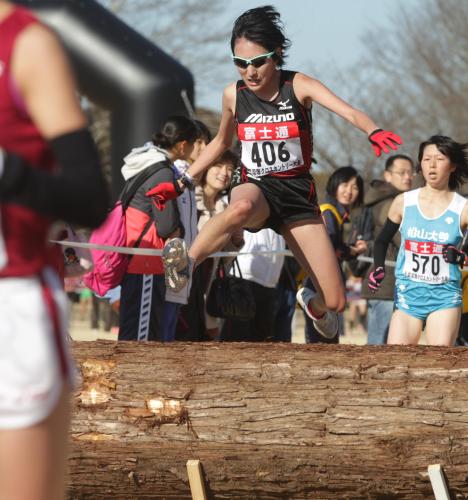 ＜千葉国際クロスカントリー大会＞一般女子８キロで日本人最上位となる３位に入った絹川愛は勢いよく丸太を飛び越える