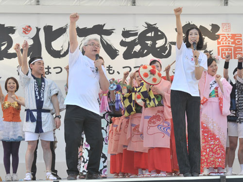 東北六魂祭の舞台に登場し、日本代表選手にエールを送った大林素子（右）と太田章氏