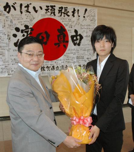 古川康佐賀県知事（左）から贈られた花束を手にするロンドン五輪テコンドー女子57キロ級代表の浜田真由