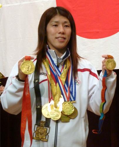 地元の津市で行われた壮行会で、五輪、世界選手権で獲得した金メダルを見せる吉田沙保里
