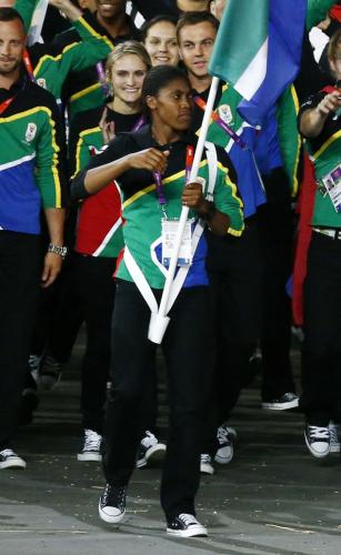 開会式の入場行進で旗手を務める南アフリカのキャスター・セメンヤ