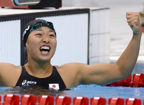 女子１００メートル平泳ぎ決勝で３位になり、ガッツポーズで喜ぶ鈴木聡美