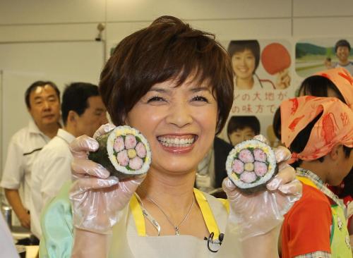 全農・五輪日本代表応援イベントで自身がつくった飾り巻き寿司を手に笑顔の榊原郁恵