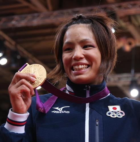 柔道女子５７キロ級で金メダルを獲得し、メダルを手に笑顔の松本