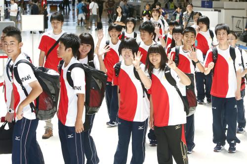 ロンドン五輪観戦のため成田空港を出発する、東日本大震災で被災した岩手、宮城、福島、茨城４県の中学生