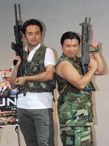 ＤＶＤ「ザ・ユニット」発売記念イベントに登場した杉村太蔵（左）とスギちゃん