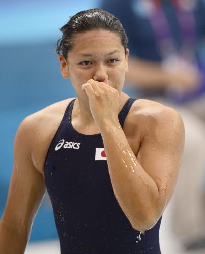 女子50メートル自由形予選に出場し、引き揚げる松本弥生
