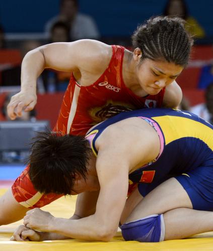 女子63キロ級決勝　中国選手（下）を攻める伊調馨