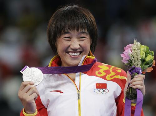レスリング女子６３キロ級　銀メダルを手に笑顔を見せる景瑞雪（中国）