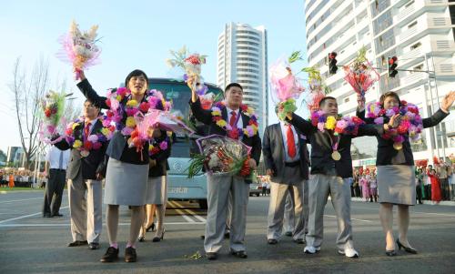 平壌市内で市民らの声援に応える、ロンドン五輪に参加した北朝鮮選手団
