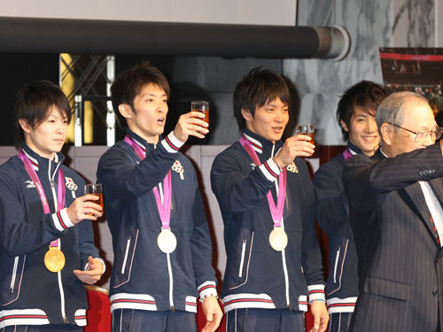 日本体操協会顧問の小野喬（右端）の挨拶で乾杯する体操男子（左から）内村航平、田中和仁、田中佑典、加藤凌平