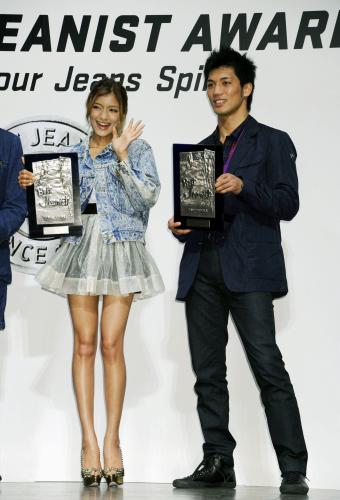 第29回「ベストジーニスト２０１２」に選ばれたローラ（左）と村田諒太選手
