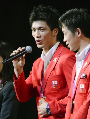 「オリンピックコンサート」であいさつするボクシング男子の村田諒太（左）