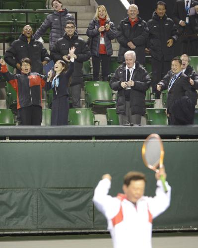 会場視察で猪瀬都知事（手前）がテニスを披露し、盛り上がるＩＯＣ評価委員会のメンバー
